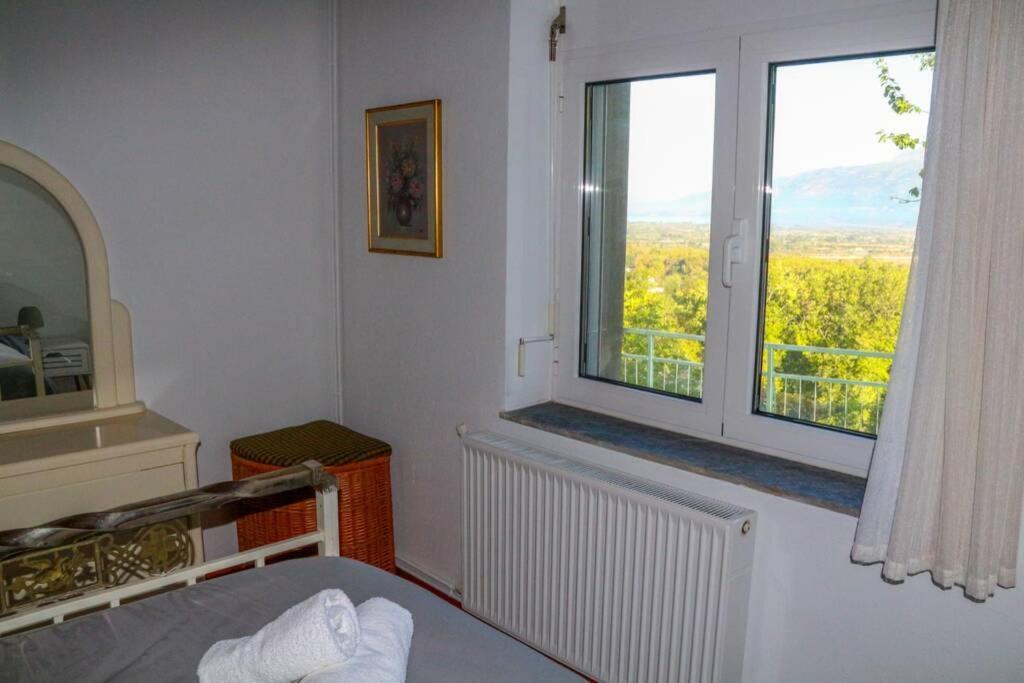Breathtaking Lake View Cottage With A Fireplace Next To Ioannina City! Екстериор снимка